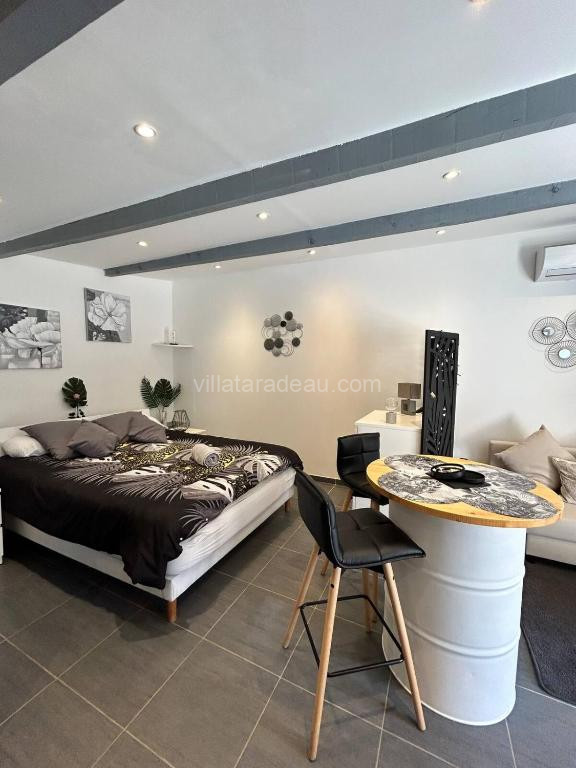 Photo de Beautiful studio in a secure private residence