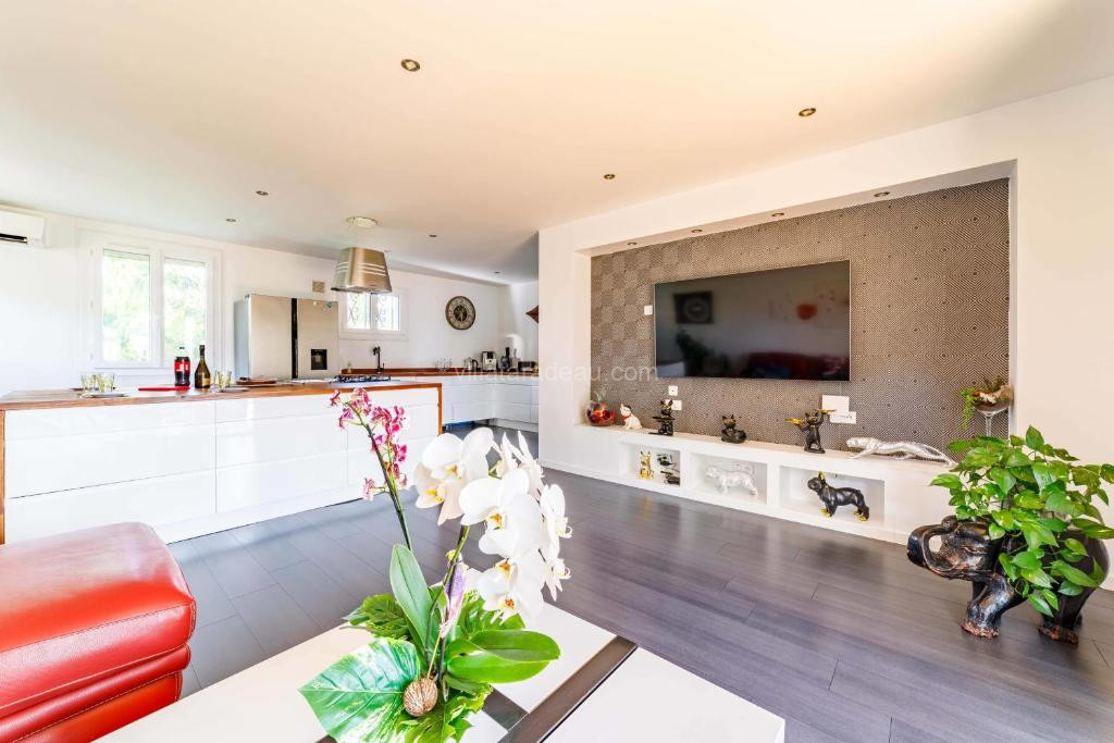 Photo de Fully equipped apartment with pool and garden