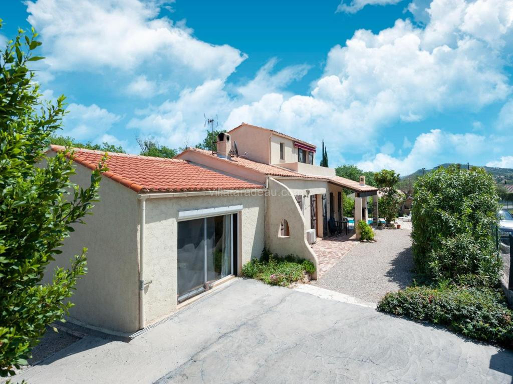 photo de Welcoming holiday home with private pool, cleaning included